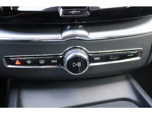 Volvo  XC60 2.0 T8 Twin Engine AWD Momentum Pro Open-dak/Trekhaak/Camera/Leder/Carplay-android ActivLease financial lease