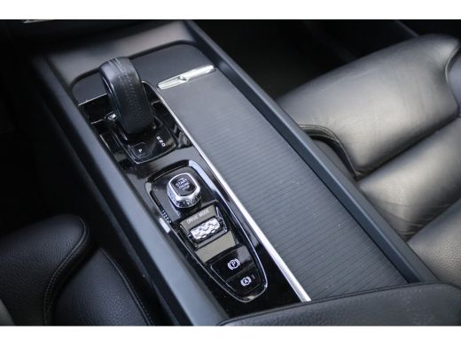 Volvo  XC60 2.0 T8 Twin Engine AWD Momentum Pro Open-dak/Trekhaak/Camera/Leder/Carplay-android ActivLease financial lease