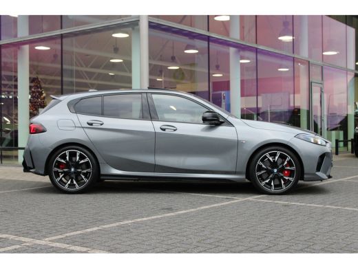 BMW 1 Serie M135 xDrive High Executive M Sport Automaat / Panoramadak / M Sportstoelen / M Adaptief onderstel... ActivLease financial lease