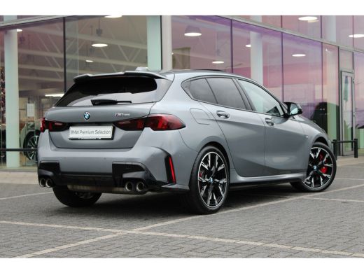 BMW 1 Serie M135 xDrive High Executive M Sport Automaat / Panoramadak / M Sportstoelen / M Adaptief onderstel... ActivLease financial lease
