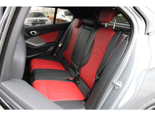 BMW 1 Serie M135 xDrive High Executive M Sport Automaat / Panoramadak / M Sportstoelen / M Adaptief onderstel... ActivLease financial lease