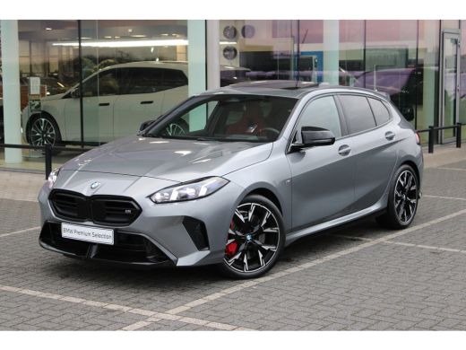 BMW 1 Serie M135 xDrive High Executive M Sport Automaat / Panoramadak / M Sportstoelen / M Adaptief onderstel... ActivLease financial lease