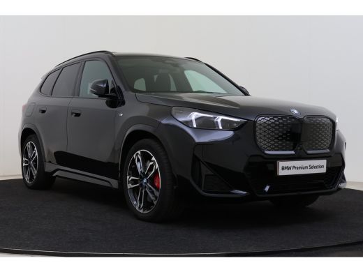 BMW iX1 eDrive20 High Executive M Sport / Panoramadak / Sportstoelen / M Adaptief onderstel / Comfort Acc... ActivLease financial lease