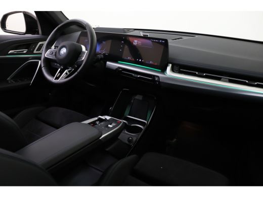 BMW iX1 eDrive20 High Executive M Sport / Panoramadak / Sportstoelen / M Adaptief onderstel / Comfort Acc... ActivLease financial lease
