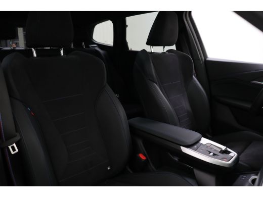 BMW iX1 eDrive20 High Executive M Sport / Panoramadak / Sportstoelen / M Adaptief onderstel / Comfort Acc... ActivLease financial lease