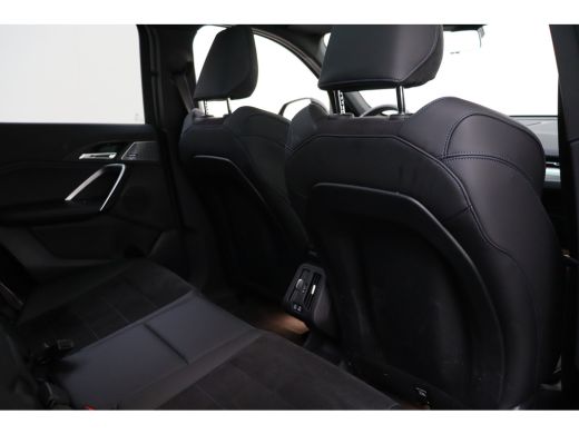 BMW iX1 eDrive20 High Executive M Sport / Panoramadak / Sportstoelen / M Adaptief onderstel / Comfort Acc... ActivLease financial lease