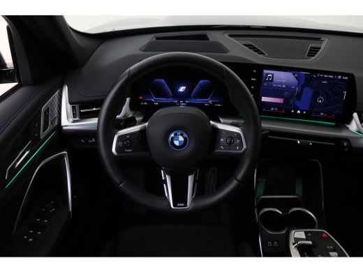 BMW iX1 eDrive20 High Executive M Sport / Panoramadak / Sportstoelen / M Adaptief onderstel / Comfort Acc... ActivLease financial lease