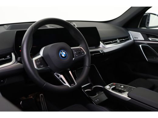 BMW iX1 eDrive20 High Executive M Sport / Panoramadak / Sportstoelen / M Adaptief onderstel / Comfort Acc... ActivLease financial lease