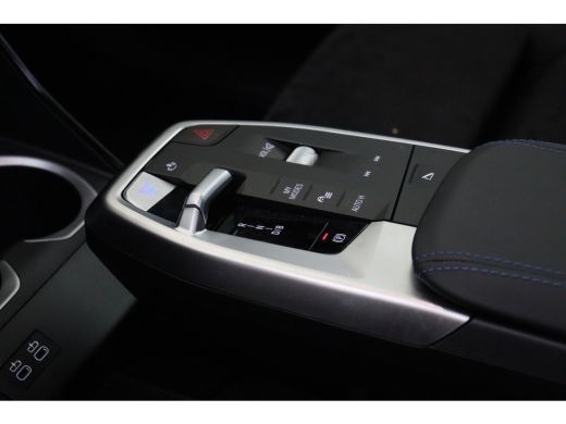 BMW iX1 eDrive20 High Executive M Sport / Panoramadak / Sportstoelen / M Adaptief onderstel / Comfort Acc... ActivLease financial lease