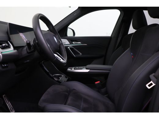 BMW iX1 eDrive20 High Executive M Sport / Panoramadak / Sportstoelen / M Adaptief onderstel / Comfort Acc... ActivLease financial lease
