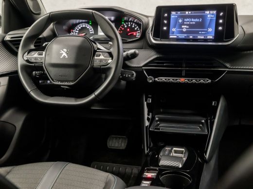 Peugeot 2008 1.2 PureTech Allure Sport Automaat 131Pk (APPLE CARPLAY, GROOT NAVI, 360 CAMERA, LEDER, ZWART HEM... ActivLease financial lease