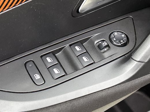 Peugeot 2008 1.5 HDi Blue Active / Trekhaak / Airco-ecc./ Camera / Navigatie / Radio multimedia / Apk 12-2026 ActivLease financial lease