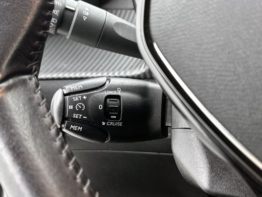 Peugeot 208 1.5 HDi 103PK Blue Active / 5Drs / Airco / Navigatie / Lm.velgen / Pdc / Apk 1-27 ActivLease financial lease