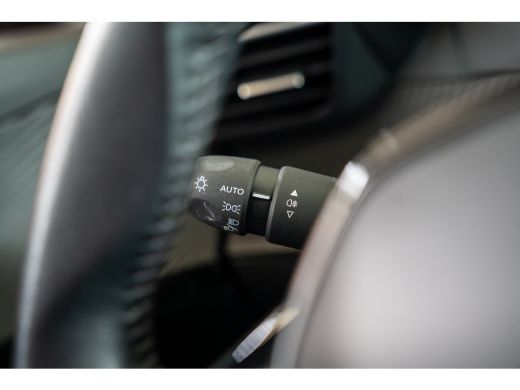 Peugeot e-2008 EV Allure 50 kWh | Achterbank in delen neerklapbaar | Achteruitrijcamera | Airco (automatisch) ActivLease financial lease
