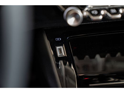 Peugeot e-2008 EV Allure 50 kWh | Achterbank in delen neerklapbaar | Achteruitrijcamera | Airco (automatisch) ActivLease financial lease