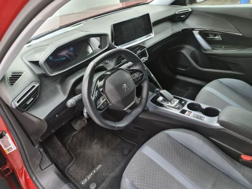 Peugeot e-2008 EV Allure 50 kWh | Achterbank in delen neerklapbaar | Achteruitrijcamera | Airco (automatisch) ActivLease financial lease