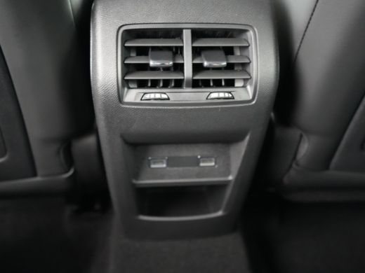 Peugeot e-308 | DEMO DEAL | GT Avantage EV 54 kWh | 11 kW lader | Navigatiesysteem | Sfeerverlichting ActivLease financial lease