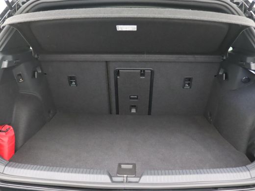 Volkswagen Golf 1.5 eHybrid GTE 272PK DSG Pano-Schuifdak, Head-Up Display, Trekhaak, Matrix-LED Verlichting, 360g... ActivLease financial lease