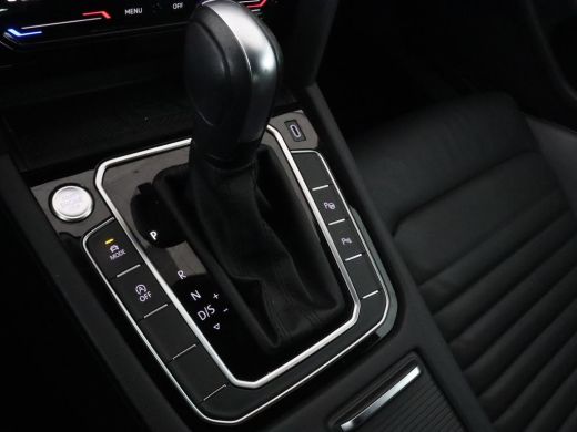 Volkswagen Passat 1.5 TSI R-Line | Nappaleder | Stoelverwarming | Camera | Carplay | Massage | Memory | Side Assist... ActivLease financial lease