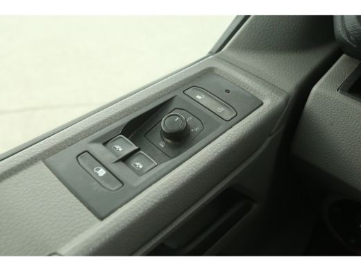 Volkswagen Transporter 2.0 TDI L2H1 | Airco | Adap. Cruise | 3-Zits | Trekh. | Camera | Carplay | Stoelverw. ActivLease financial lease