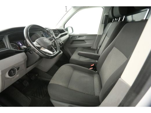 Volkswagen Transporter 2.0 TDI L2H1 | Airco | Adap. Cruise | 3-Zits | Trekh. | Camera | Carplay | Stoelverw. ActivLease financial lease