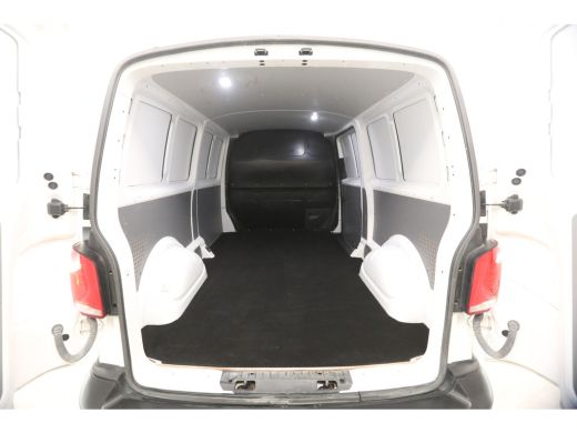 Volkswagen Transporter 2.0 TDI L2H1 | Airco | Adap. Cruise | 3-Zits | Trekh. | Camera | Carplay | Stoelverw. ActivLease financial lease