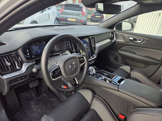 Volvo  V60 2.0 T6 Plug-in hybrid AWD Plus Dark | Trekhaak | 360cam | Harman Kardon | ActivLease financial lease
