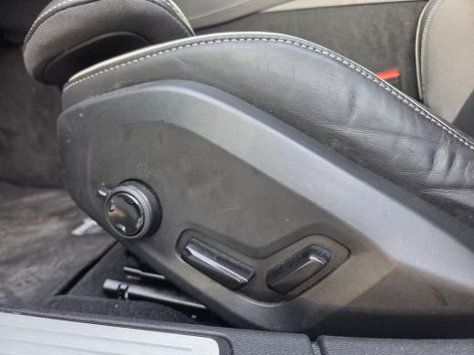 Volvo  V60 2.0 T6 Plug-in hybrid AWD Plus Dark | Trekhaak | 360cam | Harman Kardon | ActivLease financial lease