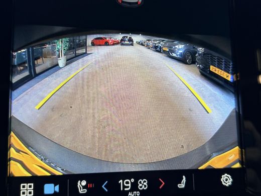 Volvo  XC40 Recharge P8 AWD R-Design SoH 92,7% / Trekhaak / Xenium-pakket / IntelliSafePRO-pakket / 20 Inch R... ActivLease financial lease