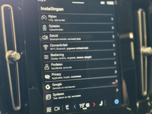 Volvo  XC40 Recharge P8 AWD R-Design SoH 92,7% / Trekhaak / Xenium-pakket / IntelliSafePRO-pakket / 20 Inch R... ActivLease financial lease