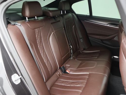 BMW 5 Serie 518D M-SPORT SEDAN + NAPPA LEDEREN COMFORTZETELS | TREKHAAK | H/K | HEAD-UP | SFEERVERLICHTING ActivLease financial lease