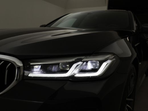 BMW 5 Serie 518D M-SPORT SEDAN + NAPPA LEDEREN COMFORTZETELS | TREKHAAK | H/K | HEAD-UP | SFEERVERLICHTING ActivLease financial lease