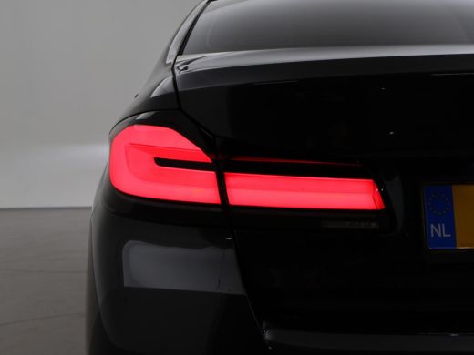 BMW 5 Serie 518D M-SPORT SEDAN + NAPPA LEDEREN COMFORTZETELS | TREKHAAK | H/K | HEAD-UP | SFEERVERLICHTING ActivLease financial lease