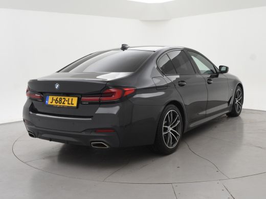 BMW 5 Serie 518D M-SPORT SEDAN + NAPPA LEDEREN COMFORTZETELS | TREKHAAK | H/K | HEAD-UP | SFEERVERLICHTING ActivLease financial lease