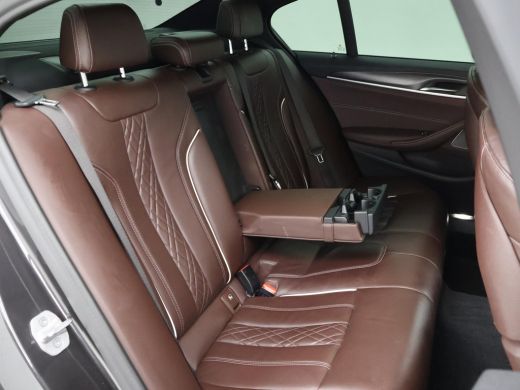 BMW 5 Serie 518D M-SPORT SEDAN + NAPPA LEDEREN COMFORTZETELS | TREKHAAK | H/K | HEAD-UP | SFEERVERLICHTING ActivLease financial lease