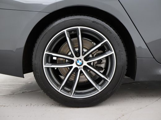 BMW 5 Serie 518D M-SPORT SEDAN + NAPPA LEDEREN COMFORTZETELS | TREKHAAK | H/K | HEAD-UP | SFEERVERLICHTING ActivLease financial lease