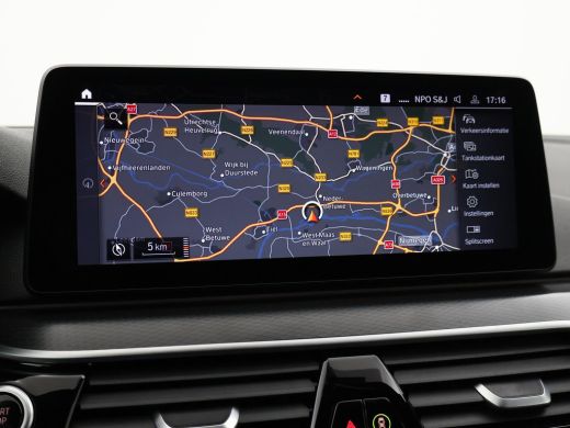 BMW 5 Serie 518D M-SPORT SEDAN + NAPPA LEDEREN COMFORTZETELS | TREKHAAK | H/K | HEAD-UP | SFEERVERLICHTING ActivLease financial lease