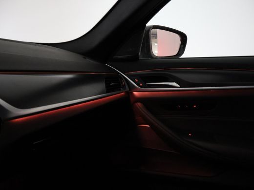 BMW 5 Serie 518D M-SPORT SEDAN + NAPPA LEDEREN COMFORTZETELS | TREKHAAK | H/K | HEAD-UP | SFEERVERLICHTING ActivLease financial lease