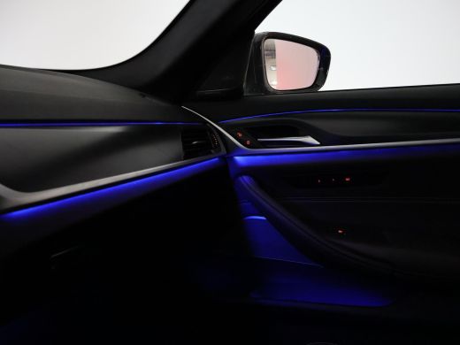 BMW 5 Serie 518D M-SPORT SEDAN + NAPPA LEDEREN COMFORTZETELS | TREKHAAK | H/K | HEAD-UP | SFEERVERLICHTING ActivLease financial lease