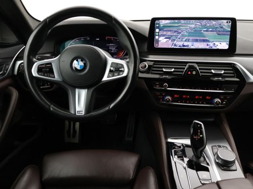 BMW 5 Serie 518D M-SPORT SEDAN + NAPPA LEDEREN COMFORTZETELS | TREKHAAK | H/K | HEAD-UP | SFEERVERLICHTING ActivLease financial lease