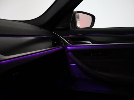 BMW 5 Serie 518D M-SPORT SEDAN + NAPPA LEDEREN COMFORTZETELS | TREKHAAK | H/K | HEAD-UP | SFEERVERLICHTING ActivLease financial lease