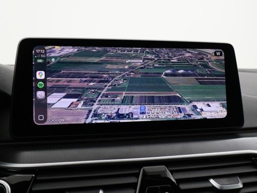 BMW 5 Serie 518D M-SPORT SEDAN + NAPPA LEDEREN COMFORTZETELS | TREKHAAK | H/K | HEAD-UP | SFEERVERLICHTING ActivLease financial lease