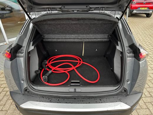 Peugeot e-2008 EV GT 54 kWh | 11 kW lader | Achterbank in delen neerklapbaar | Achteruitrijcamera ActivLease financial lease