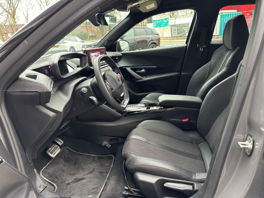 Peugeot e-2008 EV GT 54 kWh | 11 kW lader | Achterbank in delen neerklapbaar | Achteruitrijcamera ActivLease financial lease