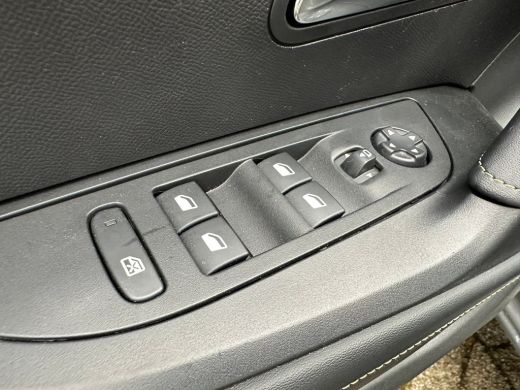 Peugeot e-2008 EV GT 54 kWh | 11 kW lader | Achterbank in delen neerklapbaar | Achteruitrijcamera ActivLease financial lease