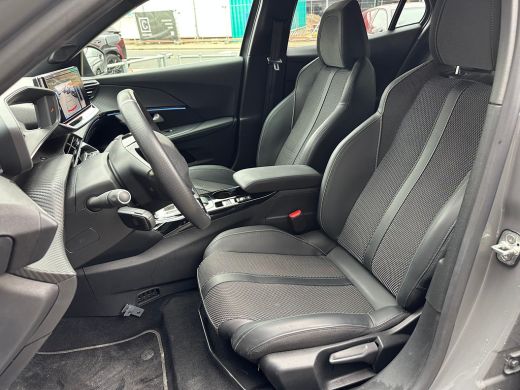 Peugeot e-2008 EV GT 54 kWh | 11 kW lader | Achterbank in delen neerklapbaar | Achteruitrijcamera ActivLease financial lease