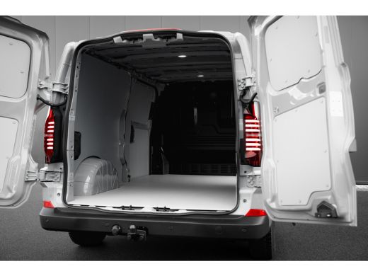 Volkswagen e-Transporter Bestelwagen L2 64kWh | 218 pk | Trekhaak | Dubbele Schuifdeur | Betimmering | Achteruitrijcamera ... ActivLease financial lease