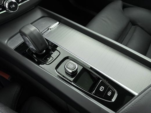 Volvo  XC60 2.0 T6 Plug-in hybrid AWD Plus Dark | PDC V+A en 360 camera | Trekhaak | Adaptive Cruiscontrol | ... ActivLease financial lease