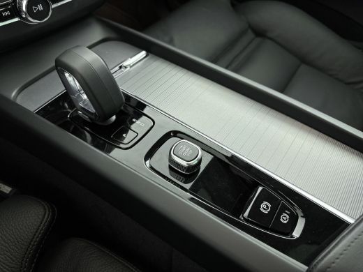 Volvo  XC60 2.0 T6 Plug-in hybrid AWD Ultra Dark | Trekhaak | PDC V+A en 360 camera | BLIS | Panoramadak | St... ActivLease financial lease