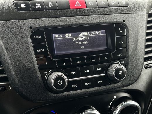 Iveco Daily 35S14V 2.3 136 PK / L2H2 / 30.452 KM !! / 3.500 KG AHG / 270 A DEUREN / TREKHAAK / AIRCO / BLUETO... ActivLease financial lease